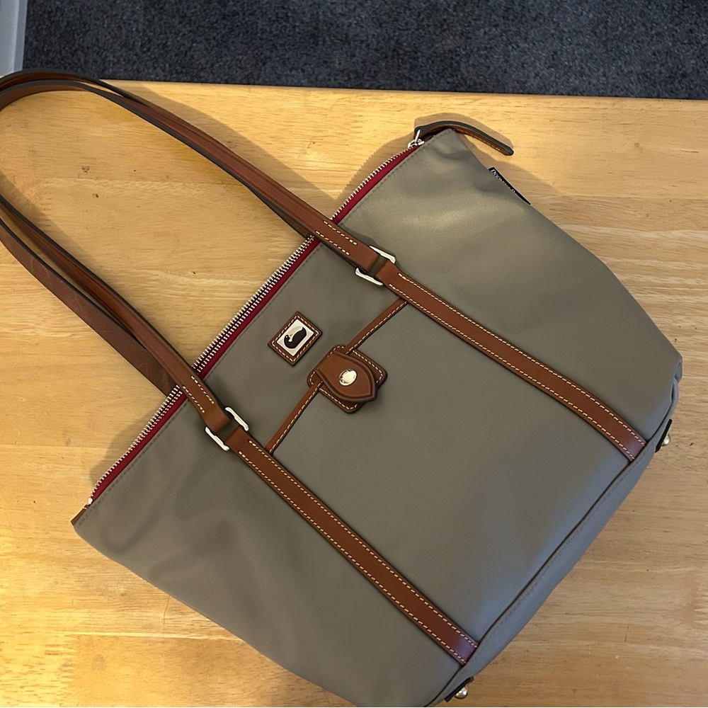 Med./Large DOONEY & BOURKE Khaki Nylon Tote w/brown leather straps/accents — EUC - Picture 3 of 14